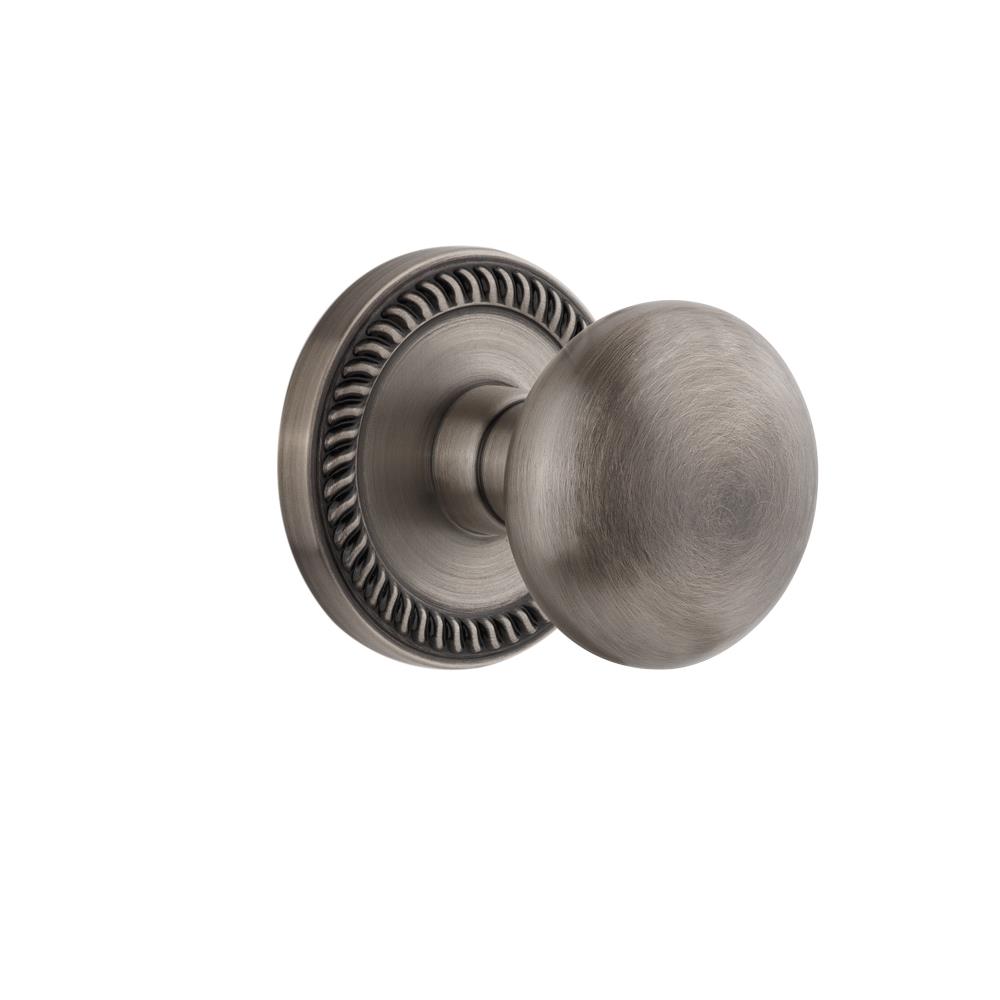 Grandeur by Nostalgic Warehouse NEWFAV Privacy Knob - Newport Rosette with Fifth Avenue Knob in Vintage Brass